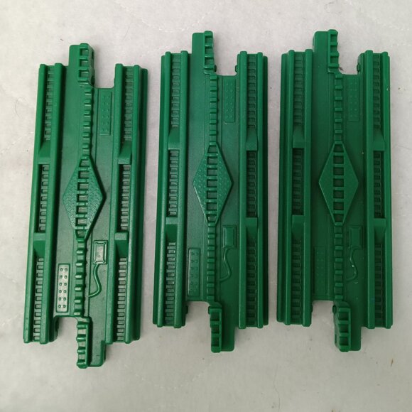 Fisher Price GeoTRAX 23 Pieces of Green Railway Tracks - Picture 5 of 6
